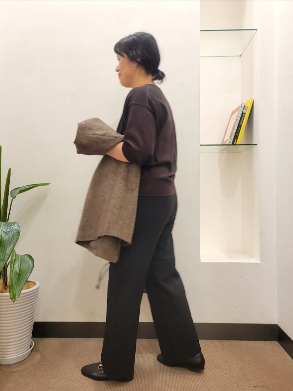 ブラウン系のノーカラージャケット、ブラウン系のその他トップス、グレー系のその他パンツを着用したレディースの秋コーディネートの5枚目の写真