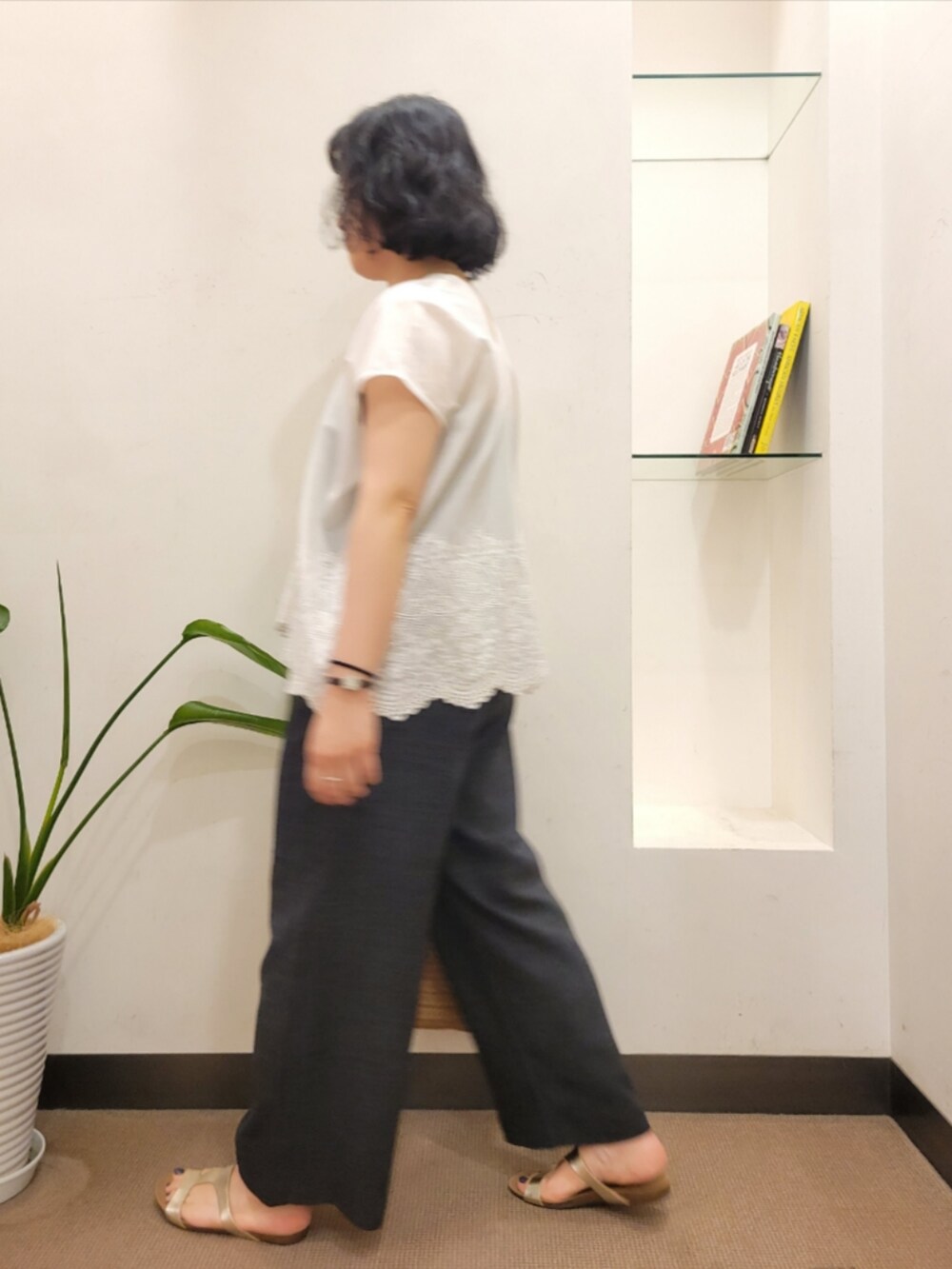 グレー系のその他パンツ、ホワイト系のシャツ/ブラウス、ベージュ系のトートバッグを着用したレディースの夏コーディネートの4枚目の写真