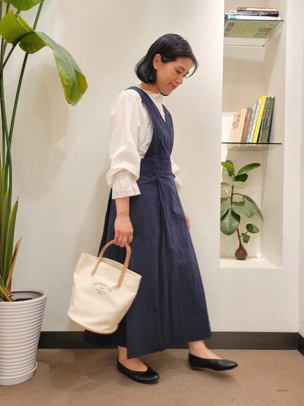 「ブラウス、ワンピース、レイヤードスタイル、シンプルコーデ、スカラップ、ママコーデ、URBAN RESEARCH DOORS、アーバンリサーチドアーズ、ラップワンピース、URBAN RESEARCH DOORS WOMENS」｜「LE MARCHE DE VIMPETS PRISの『別注』LE MARCHE DE VIMPETS×DOORS　マルシェトート（トートバッグ、ホワイト系）」を使った、emiinamiiさん（レディース・164cm）の春コーディネートの3枚目の写真