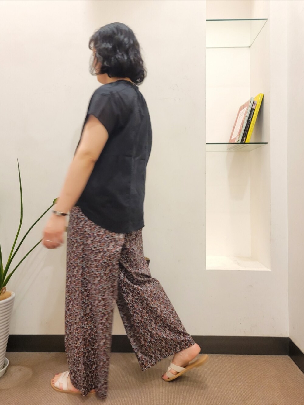 ブラウン系のトートバッグ、ブラック系のシャツ/ブラウス、ホワイト系のサンダルを着用したレディースの夏コーディネートの5枚目の写真