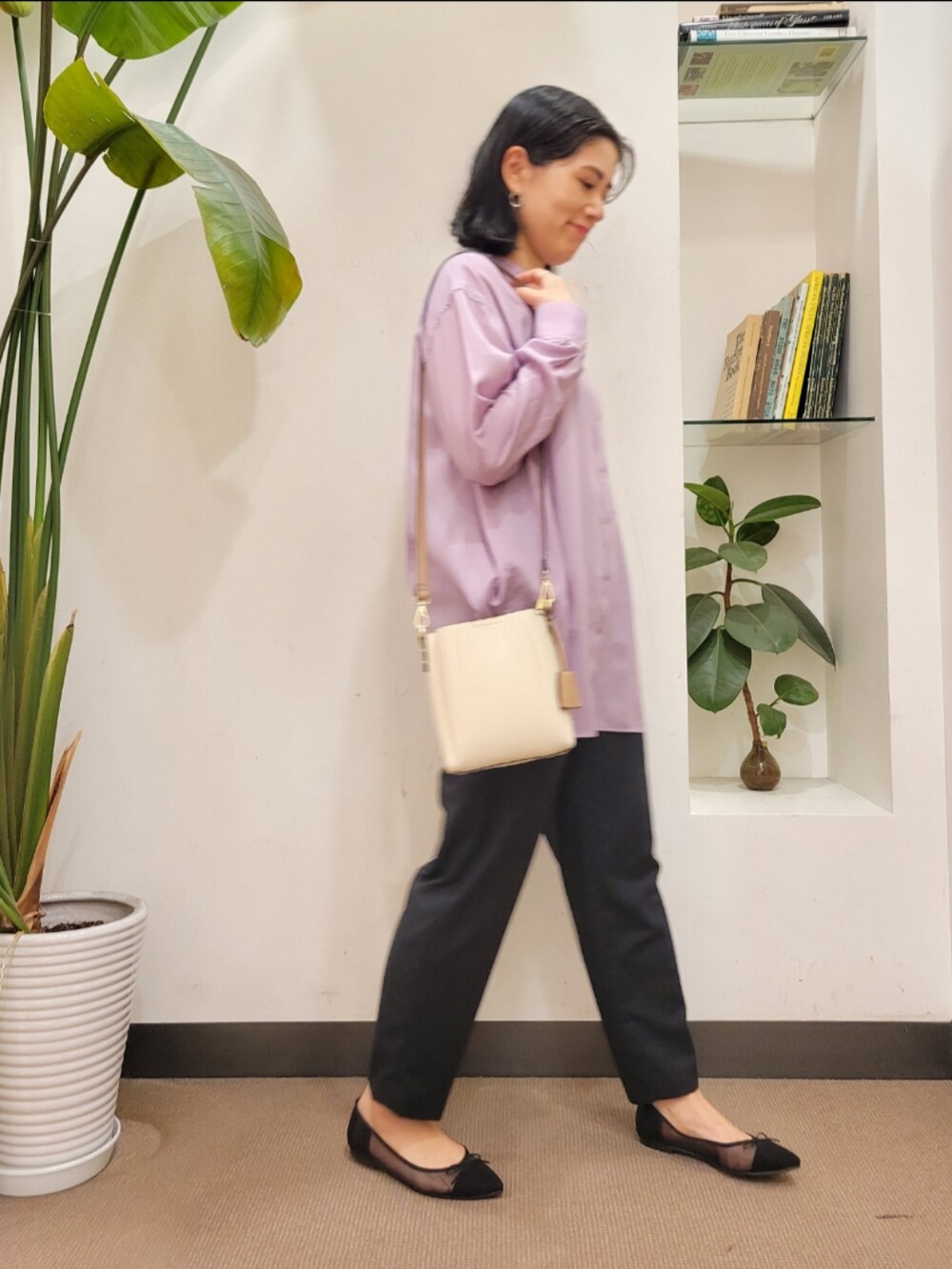 「ピンク、キレイめ、シンプルコーデ、シアーシャツ、ママコーデ、URBAN RESEARCH DOORS、アーバンリサーチドアーズ、とろみシャツ、URBAN RESEARCH DOORS WOMENS、URTECH」｜「RODE SKOの『MADE IN JAPAN』シアーバレエシューズ（バレエシューズ、ブラック系）」を使った、emiinamiiさん（レディース・164cm）の春コーディネートの4枚目の写真