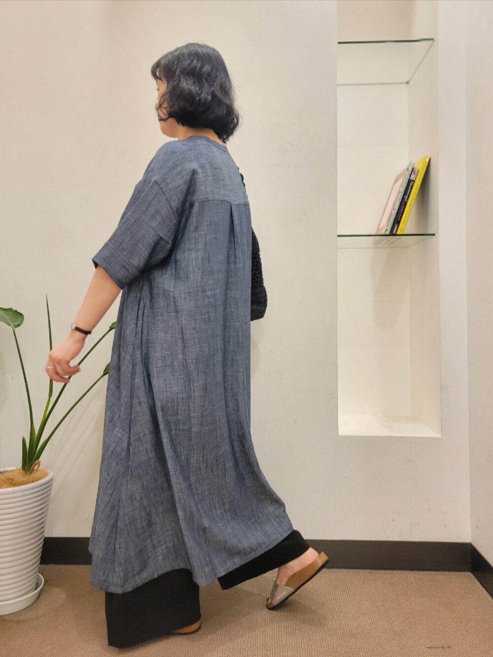 ブルー系のワンピース、ブラック系のその他パンツ、シルバー系のサンダルを着用したレディースの夏コーディネートの4枚目の写真