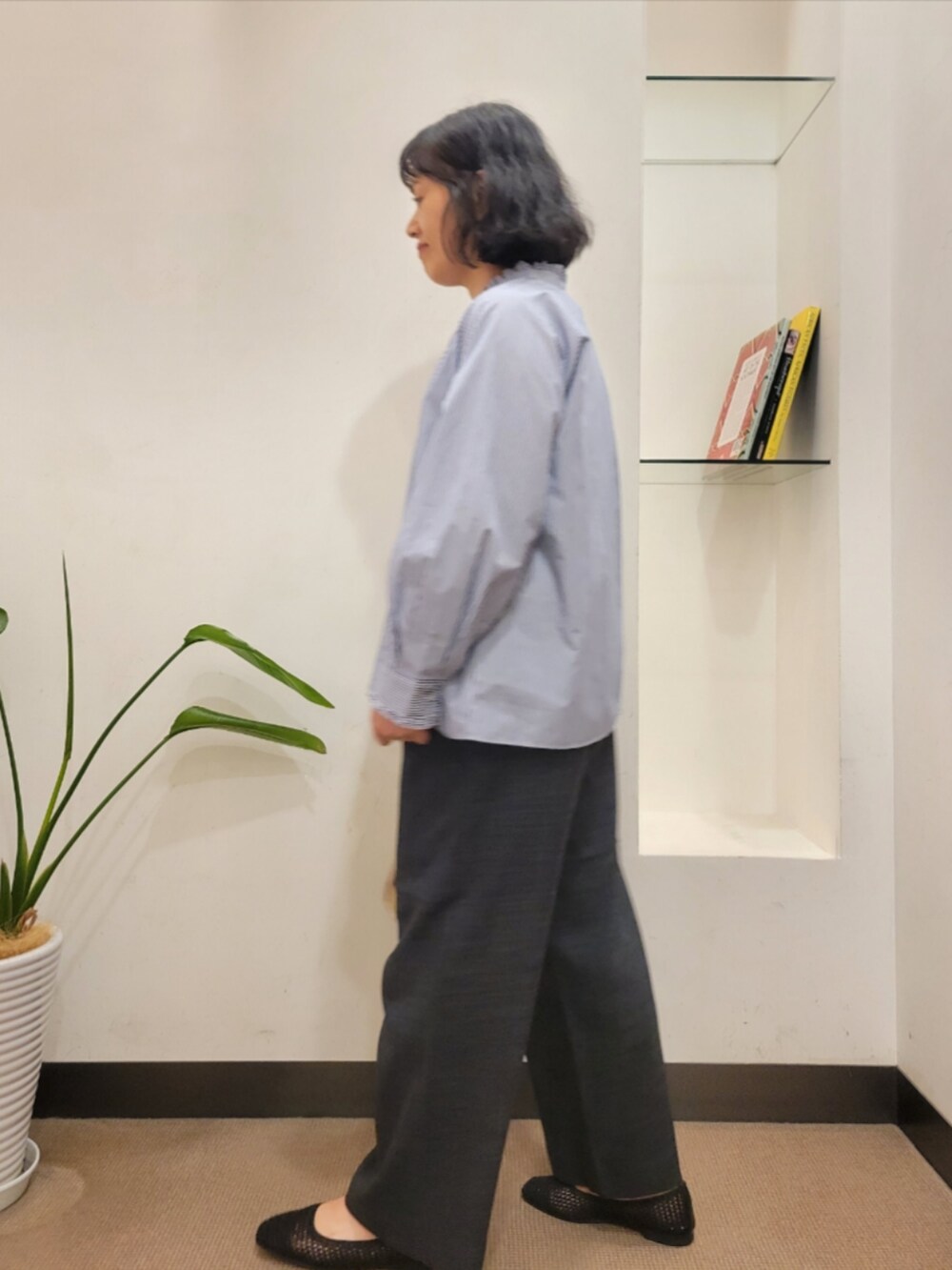 グレー系のその他パンツ、ブラック系のバレエシューズ、ホワイト系のハンドバッグを着用したレディースの夏コーディネートの4枚目の写真