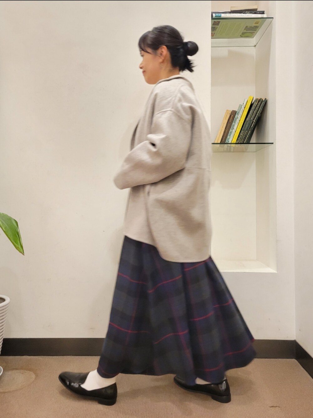 ブラック系のローファー、ブラック系のショルダーバッグ、ベージュ系のその他アウターを着用したレディースの秋コーディネートの3枚目の写真