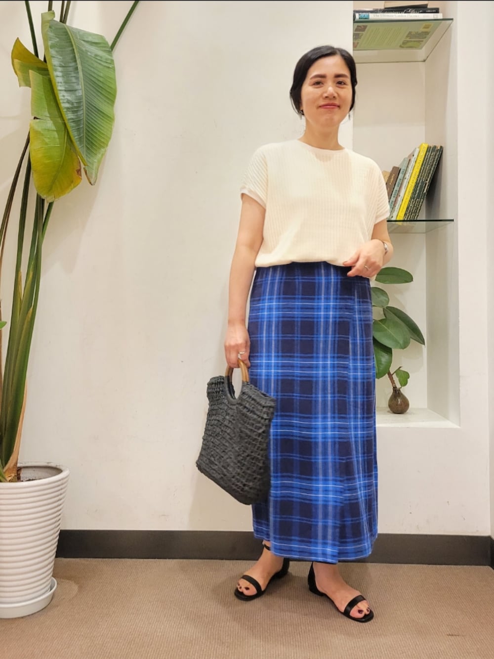 「チェック、カットソー、タイトスカート、きれいめカジュアル、サーマル、URBAN RESEARCH DOORS、アーバンリサーチドアーズ、おでかけコーデ、フレンチスリーブ、URBAN RESEARCH DOORS WOMENS」｜「URBAN RESEARCH DOORSのアンクルストラップサンダル（サンダル、ブラック系）」を使った、emiinamiiさん（レディース・164cm）の夏コーディネートの2枚目の写真