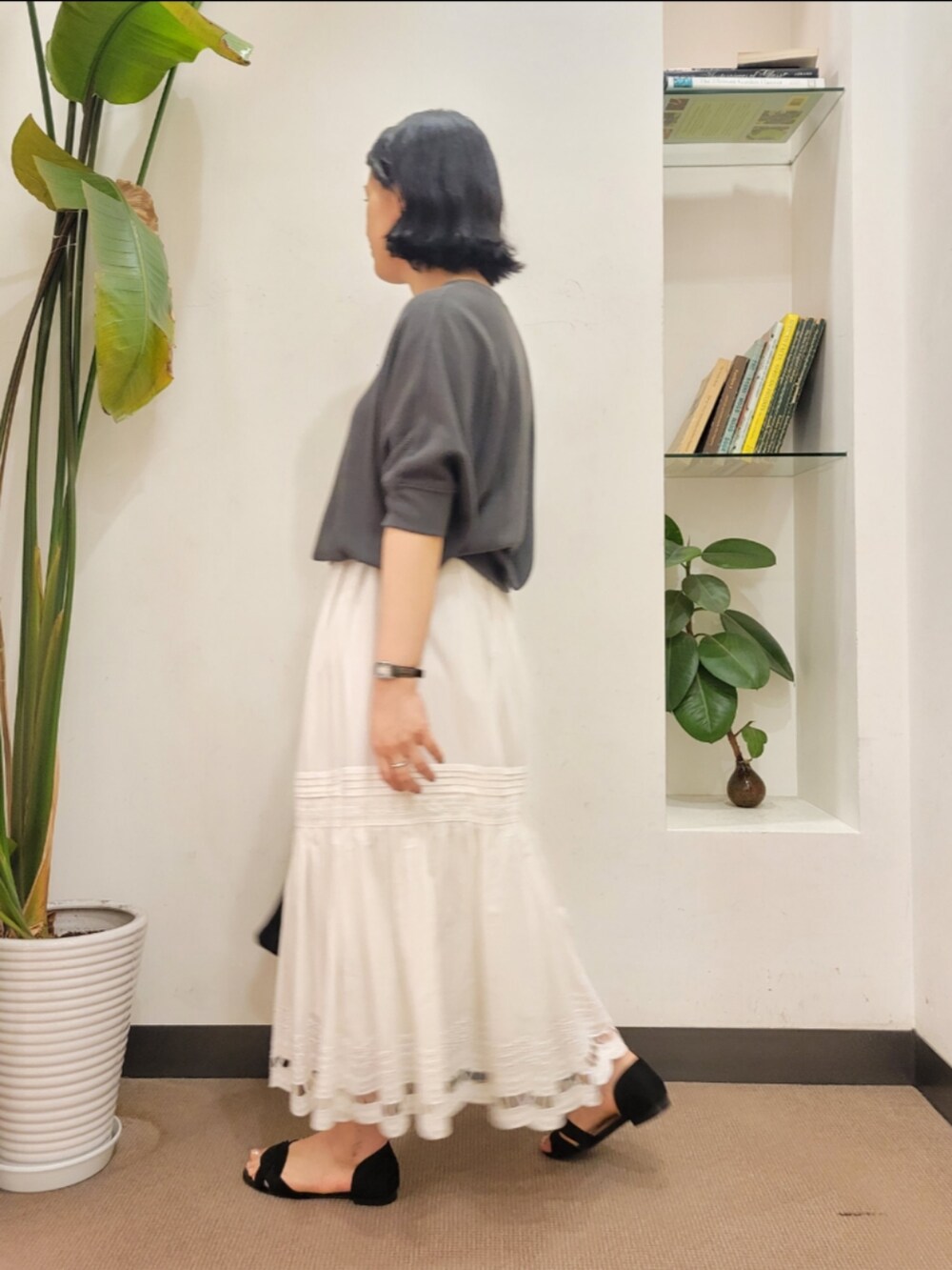 「スカート、Tシャツ、ドルマンスリーブ、サンダル、きれいめカジュアル、ティアードスカート、スカラップ、URBAN RESEARCH DOORS、アーバンリサーチドアーズ、URBAN RESEARCH DOORS WOMENS」|「URBAN RESEARCH DOORSのセパレートフラットサンダル(サンダル、ブラック系)」を使った、emiinamiiさん(レディース・164cm)の春コーディネートの5枚目の写真