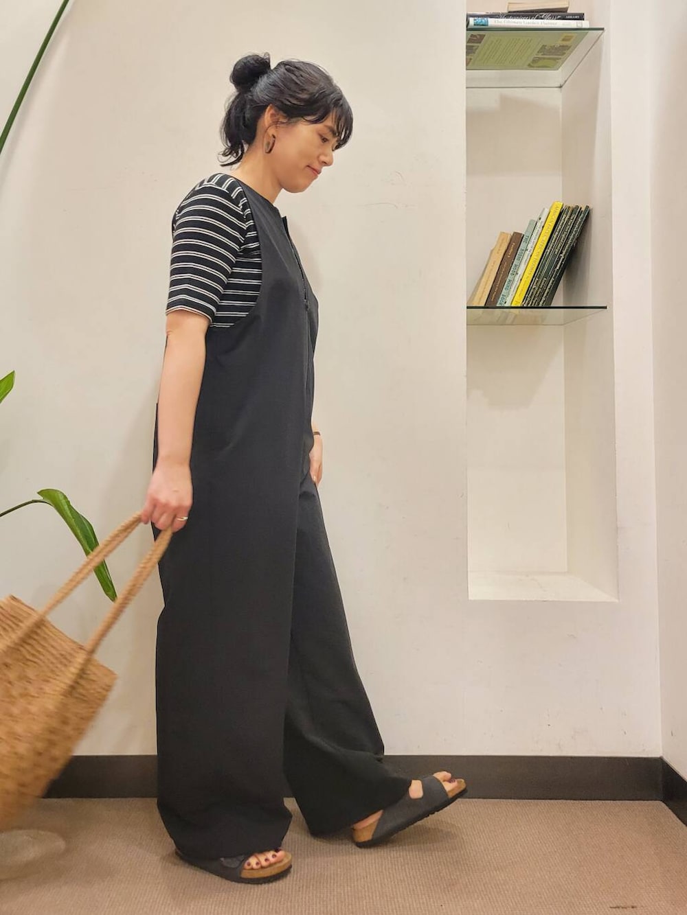 「オールインワン、urbanresearchdoors、別注、ママコーデ、ボーダー、レイヤード、アーバンリサーチドアーズ、BIRKENSTOCK、サンダルコーデ、骨格ウェーブ、ウェーブxブルベ夏、ウェーブx高身長」｜「FORK&SPOONのFORK&SPOON　フロントジップオールインワン（つなぎ/オールインワン、ブラック系）」を使った、emiinamiiさん（レディース・164cm）の春コーディネートの3枚目の写真