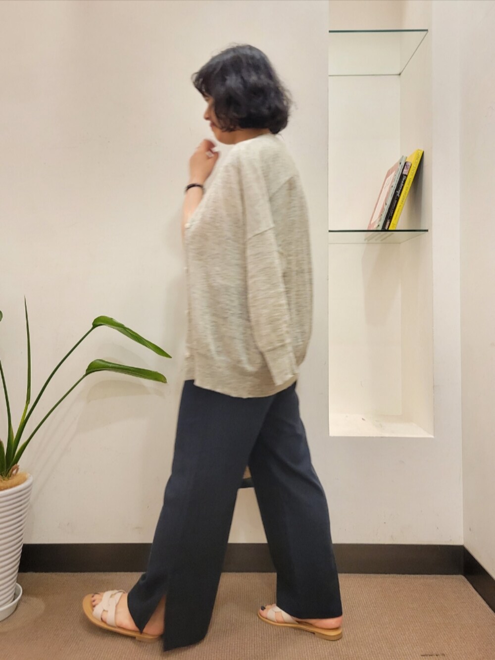 グレー系のタンクトップ、グレー系のカーディガン/ボレロ、ブルー系のその他パンツを着用したレディースの夏コーディネートの3枚目の写真