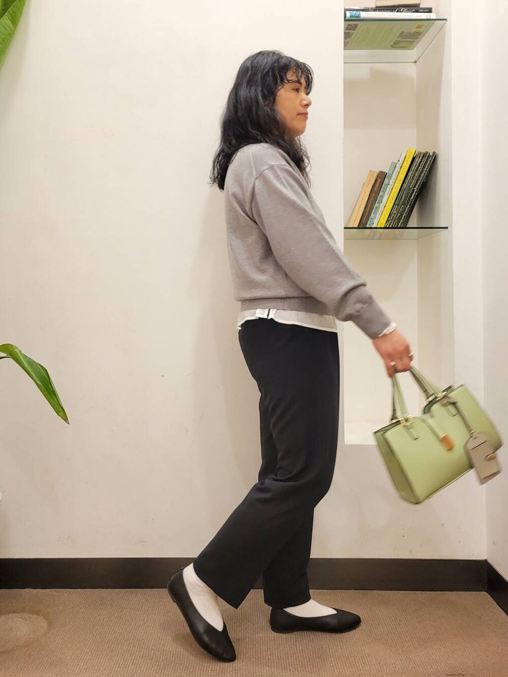 ホワイト系のシャツ/ブラウス、ブラック系のパンプス、ブラック系のその他パンツを着用したレディースの冬コーディネートの4枚目の写真