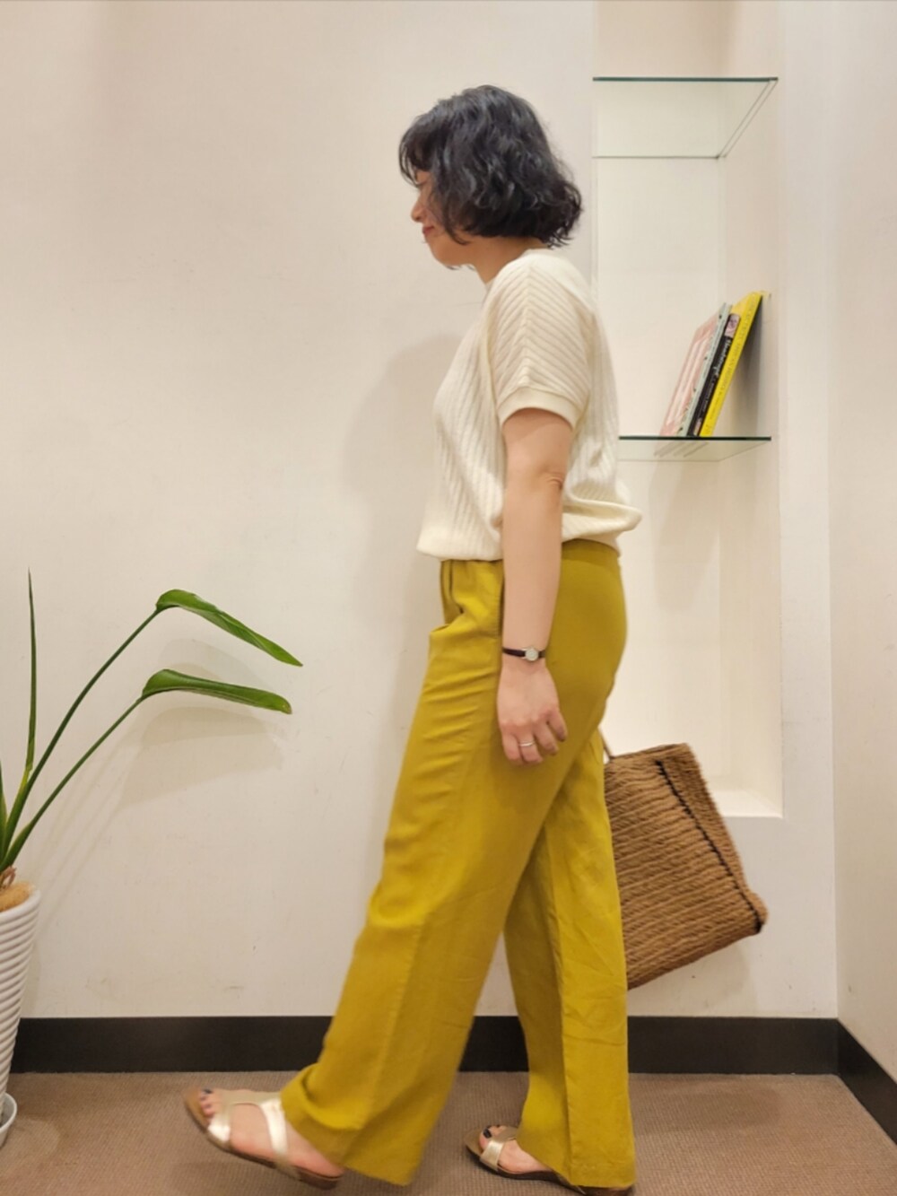 ホワイト系のTシャツ/カットソー、イエロー系のその他パンツ、ベージュ系のトートバッグを着用したレディースの夏コーディネートの4枚目の写真