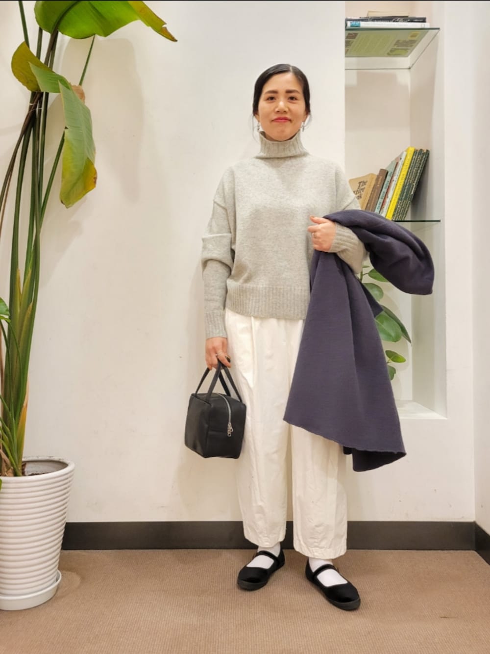 グレー系のノーカラーコート、ホワイト系のその他パンツ、グレー系のニット/セーターを着用したレディースの冬コーディネートの4枚目の写真