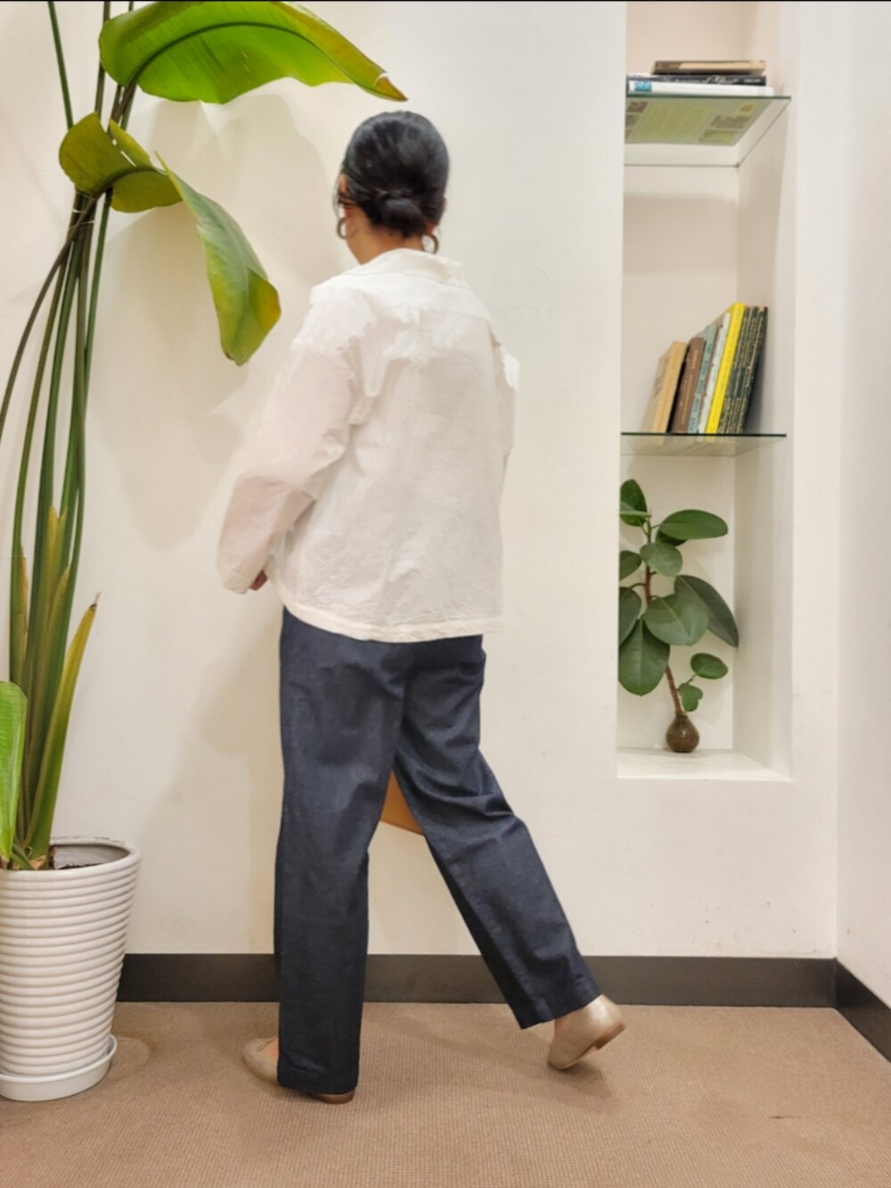 ゴールド系のパンプス、イエロー系のショルダーバッグ、ホワイト系のシャツ/ブラウスを着用したレディースの秋コーディネートの4枚目の写真