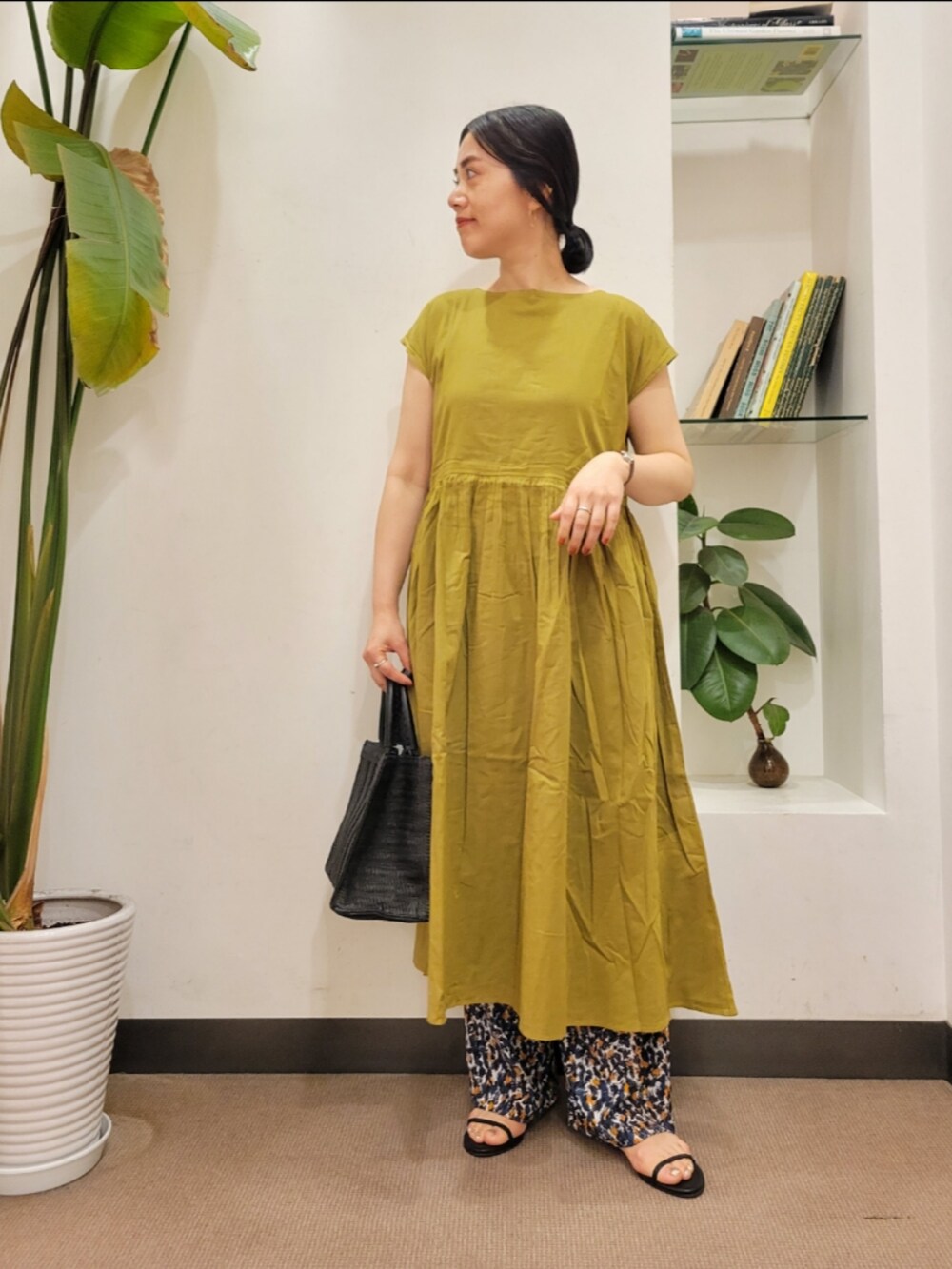 「ワンピース、柄パンツ、レイヤードスタイル、リバーシブル、イージーパンツ、ラクチンコーデ、URBAN RESEARCH DOORS、アーバンリサーチドアーズ、おでかけコーデ、URBAN RESEARCH DOORS WOMENS」|「URBAN RESEARCH DOORSのソフトハンドルカゴバッグ(ハンドバッグ、ブラック系)」を使った、emiinamiiさん(レディース・164cm)の春コーディネートの2枚目の写真