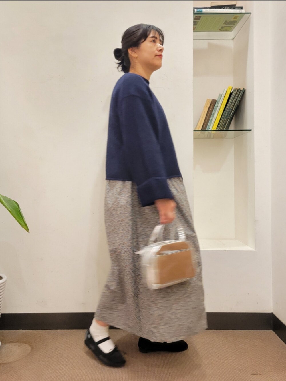 ブラック系のバレエシューズ、シルバー系のショルダーバッグ、グレー系のワンピースを着用したレディースの冬コーディネートの3枚目の写真