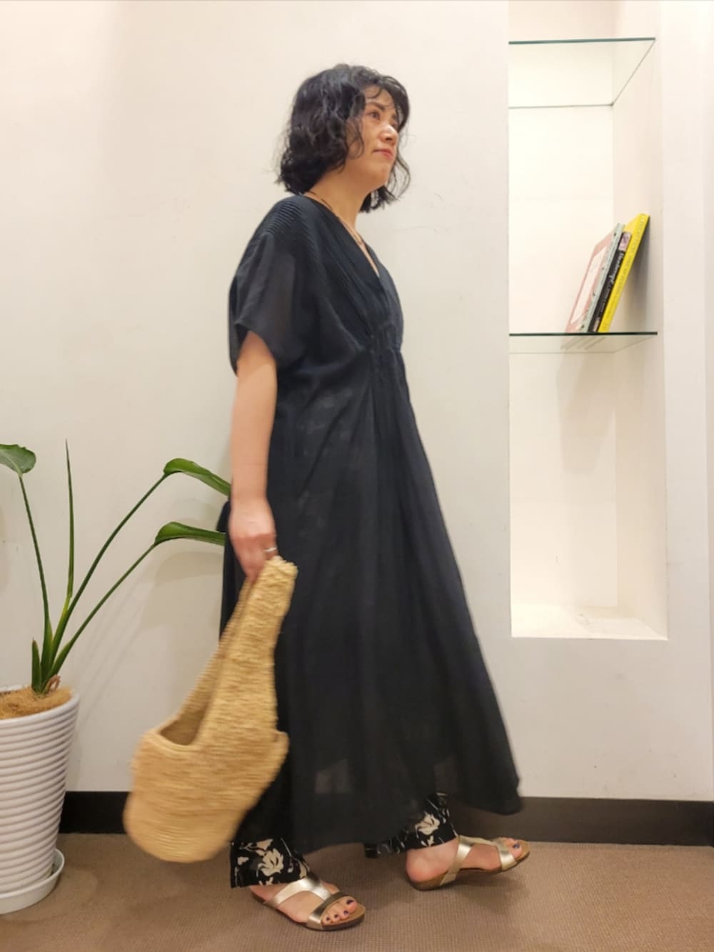 ベージュ系のショルダーバッグ、ブラック系のワンピース、ブラック系のその他パンツを着用したレディースの夏コーディネートの3枚目の写真
