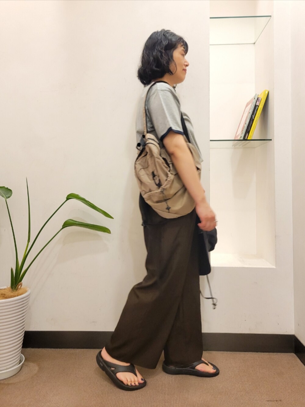 ベージュ系のバックパック/リュック、グレー系のTシャツ/カットソー、ブラウン系のその他パンツを着用したレディースの夏コーディネートの4枚目の写真
