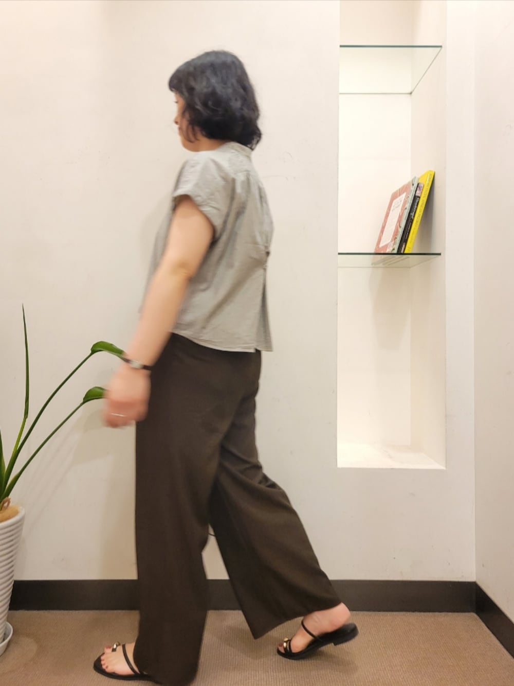 ブラウン系のその他パンツ、ブラック系のシャツ/ブラウス、ブラック系のショルダーバッグを着用したレディースの夏コーディネートの5枚目の写真