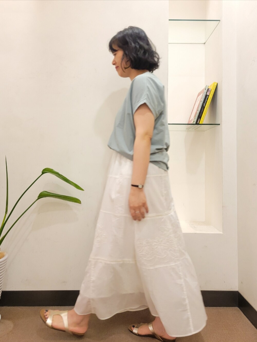 ホワイト系のスカート、グリーン系のTシャツ/カットソー、グレー系のかごバッグを着用したレディースの夏コーディネートの3枚目の写真