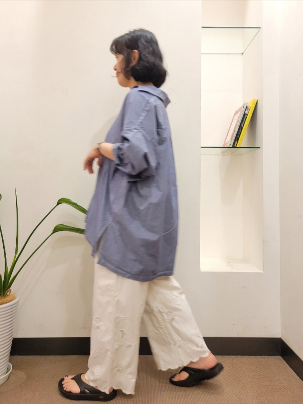 ホワイト系のその他パンツ、ブルー系のシャツ/ブラウス、ブラック系のハンドバッグを着用したレディースの夏コーディネートの5枚目の写真