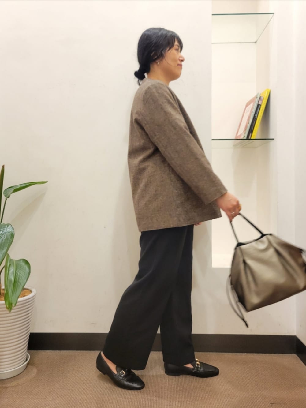 ブラウン系のノーカラージャケット、ブラウン系のその他トップス、グレー系のその他パンツを着用したレディースの秋コーディネートの2枚目の写真