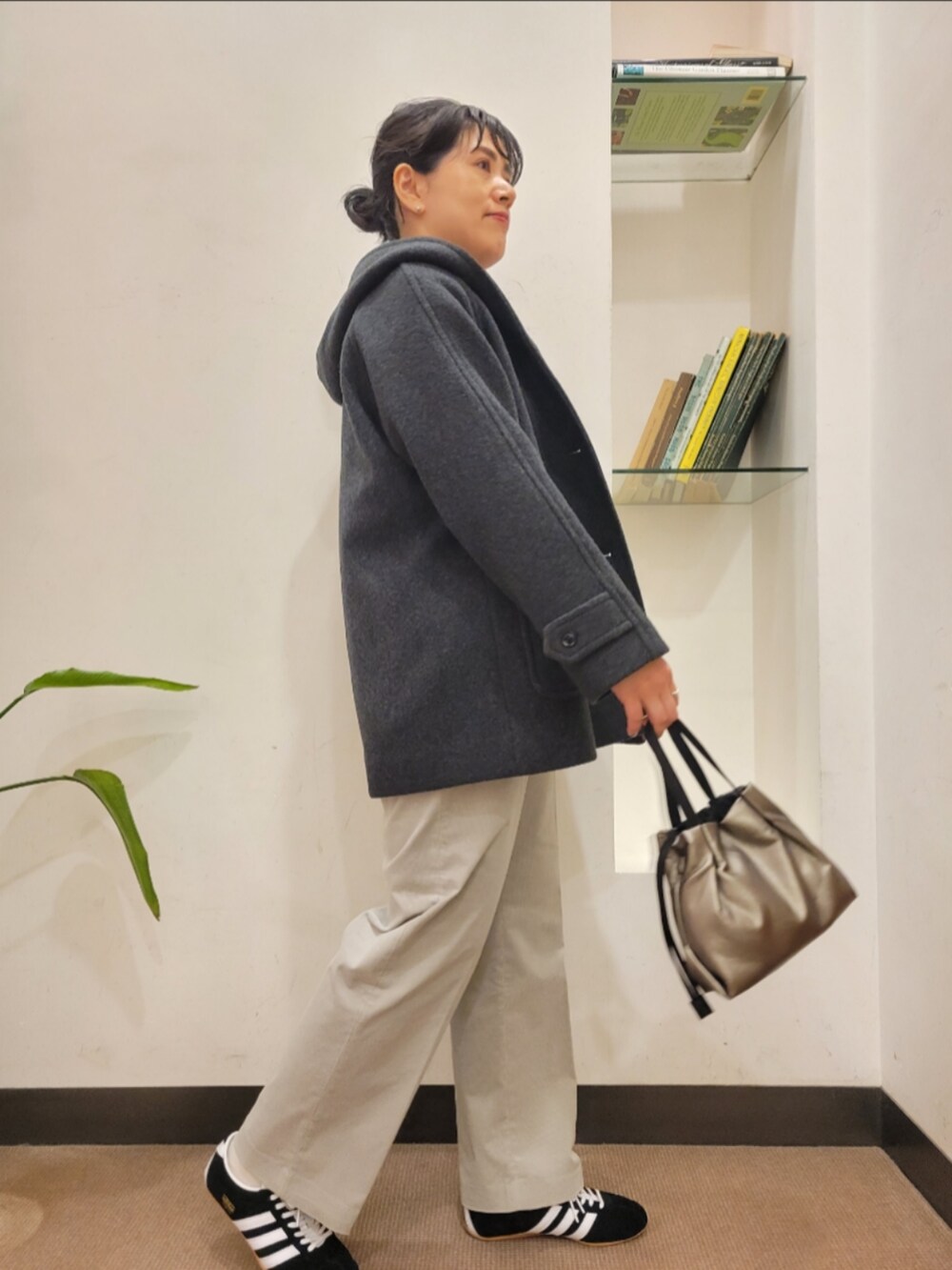 グレー系のその他アウター、グレー系のその他パンツ、ブルー系のニット/セーターを着用したレディースの秋コーディネートの2枚目の写真