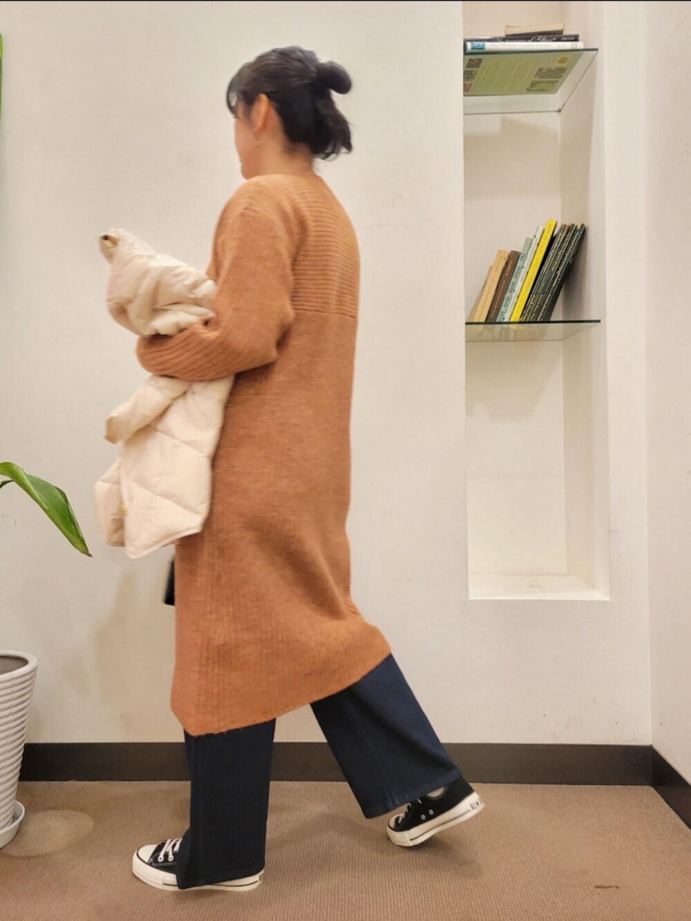 「ワンピース、ダウンジャケット、ニットワンピース、レイヤードスタイル、ワイドパンツ、デニムパンツ、URBAN RESEARCH DOORS、アーバンリサーチドアーズ、おでかけコーデ、URBAN RESEARCH DOORS WOMENS」|「CONVERSEのCONVERSE CANVAS ALL STAR J OX(スニーカー、ブラック系)」を使った、emiinamiiさん(レディース・164cm)の冬コーディネートの5枚目の写真