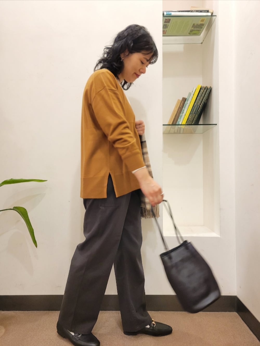 ブラック系のショルダーバッグ、ホワイト系のTシャツ/カットソー、グレー系のその他パンツを着用したレディースの秋コーディネートの4枚目の写真