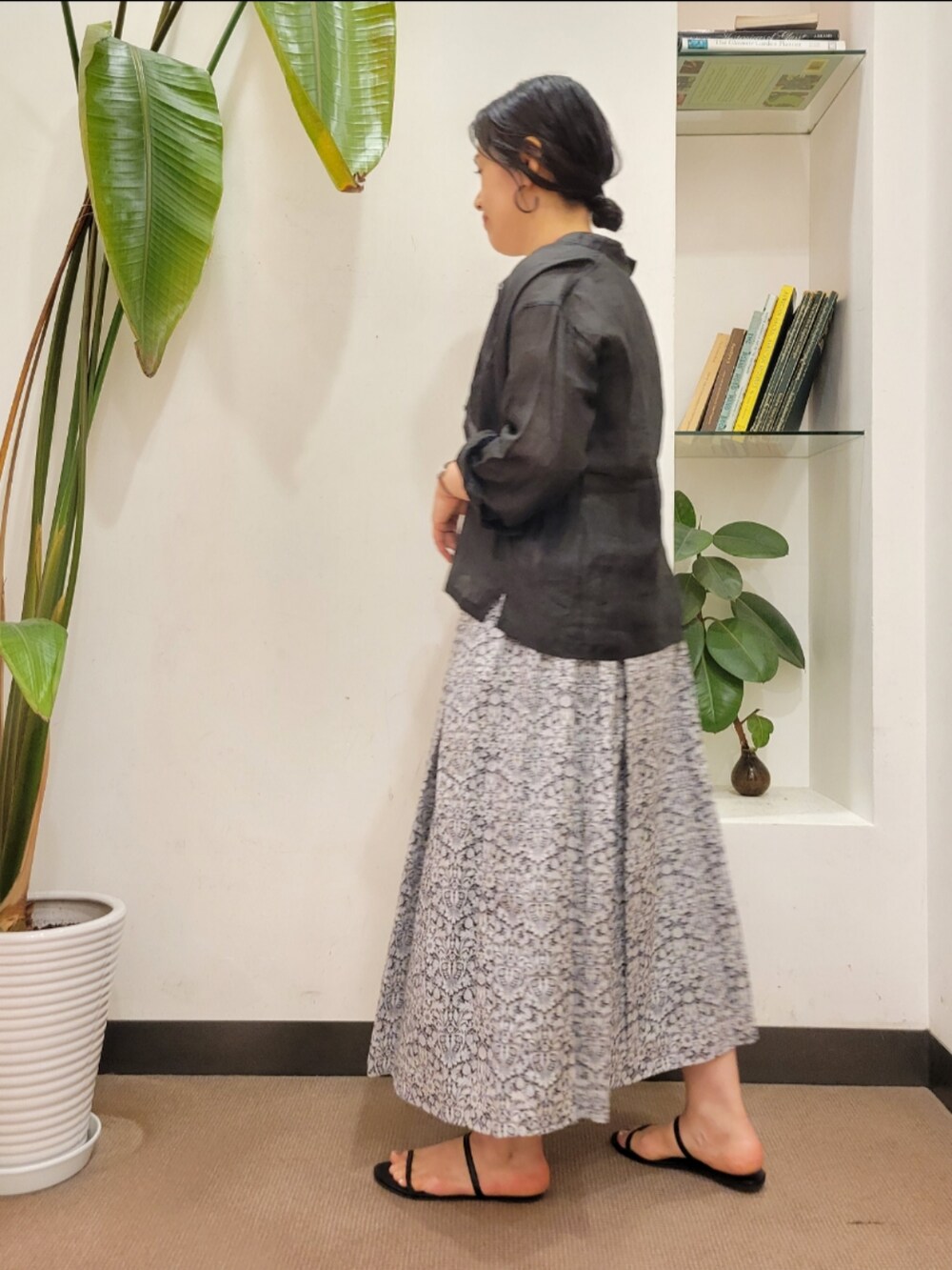 「スカート、柄スカート、シャツスタイル、リバティ、URBAN RESEARCH DOORS、アーバンリサーチドアーズ、おでかけコーデ、かぐれ、URBAN RESEARCH DOORS WOMENS、シアートップス」|「URBAN RESEARCH DOORSのダブルストラップサンダル(サンダル、ブラック系)」を使った、emiinamiiさん(レディース・164cm)の夏コーディネートの5枚目の写真
