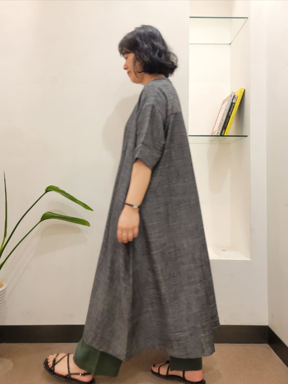 ブラック系のワンピース、グリーン系のその他パンツ、グレー系のかごバッグを着用したレディースの夏コーディネートの4枚目の写真