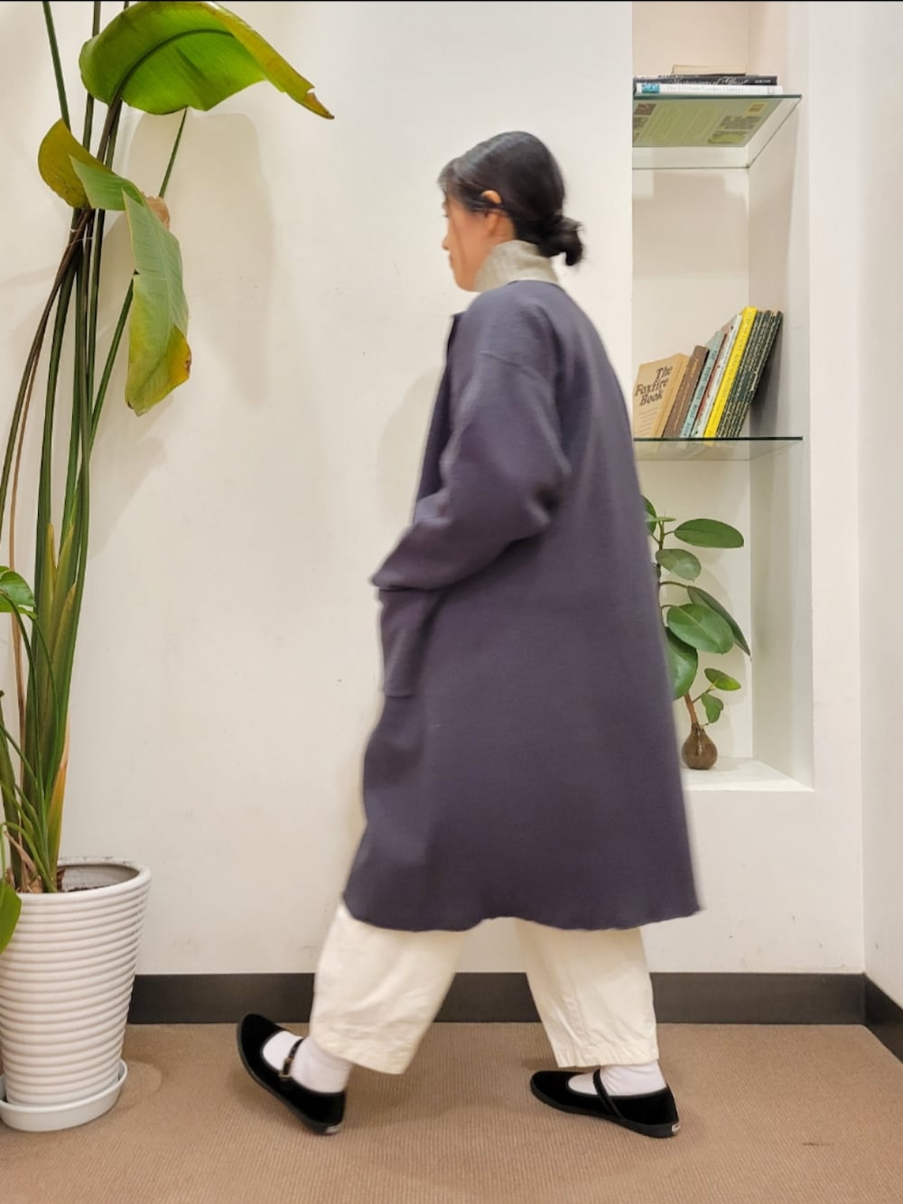 グレー系のノーカラーコート、ホワイト系のその他パンツ、グレー系のニット/セーターを着用したレディースの冬コーディネートの3枚目の写真