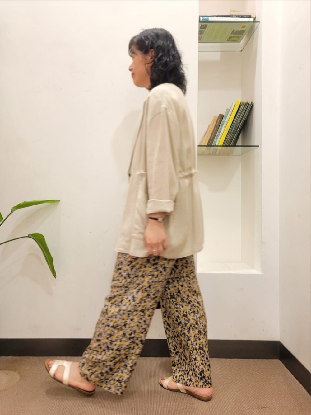 「URBAN RESEARCH DOORS、URBAN RESEARCH DOORS WOMENS、アーバンリサーチドアーズ、ジャケット、ジャケットスタイル、ニット、柄パンツ、きれいめカジュアル、ブルベ夏、骨格ウェーブ、st2508、酒落見えワイドパンツコーデ」|「URBAN RESEARCH DOORSの2WAYスクエアショルダーバッグ(ショルダーバッグ、レッド系)」を使った、浪口 絵美さん(骨格ウェーブ・レディース・164cm)の夏コーディネートの4枚目の写真