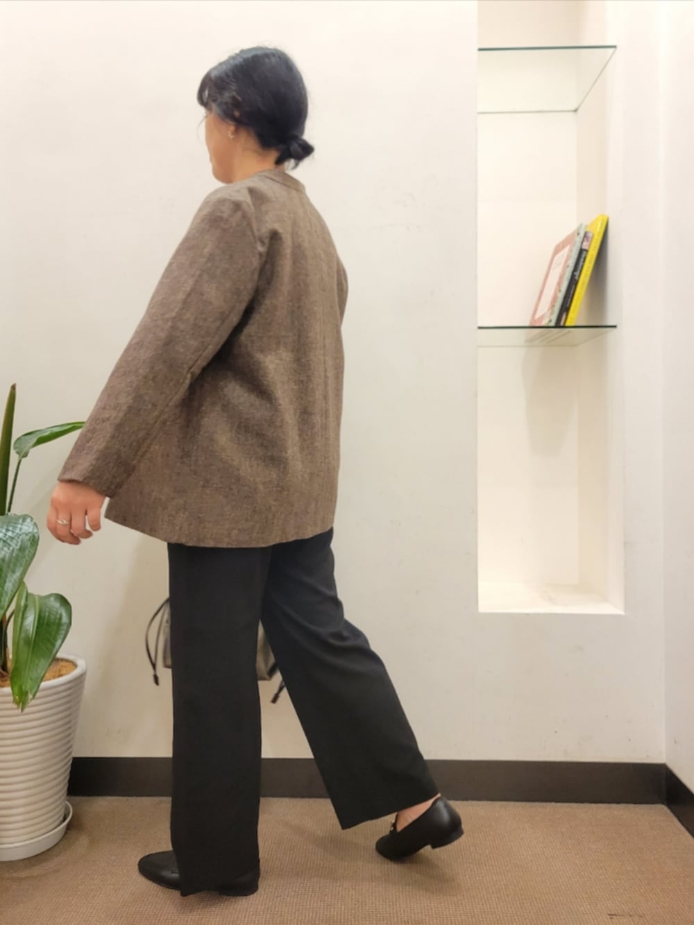 ブラウン系のノーカラージャケット、ブラウン系のその他トップス、グレー系のその他パンツを着用したレディースの秋コーディネートの3枚目の写真