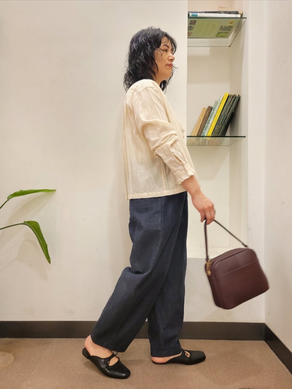 レッド系のショルダーバッグ、ホワイト系のTシャツ/カットソー、ブラック系のサンダルを着用したレディースの秋コーディネートの4枚目の写真