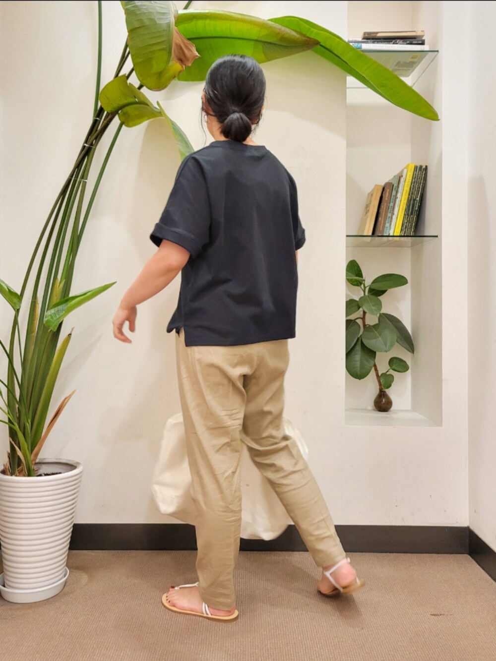 ベージュ系のその他パンツ、ホワイト系のトートバッグ、ブラック系のTシャツ/カットソーを着用したレディースの夏コーディネートの4枚目の写真