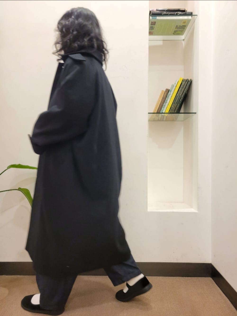 グレー系のショルダーバッグ、ブラック系のその他シューズ、ブルー系のデニムパンツを着用したレディースの秋コーディネートの3枚目の写真