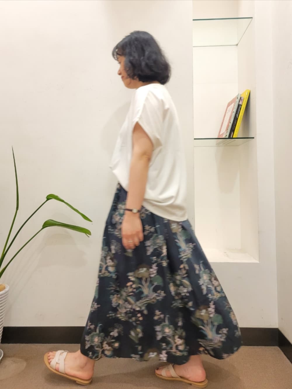 ブルー系のトートバッグ、ホワイト系のTシャツ/カットソー、ホワイト系のサンダルを着用したレディースの夏コーディネートの4枚目の写真