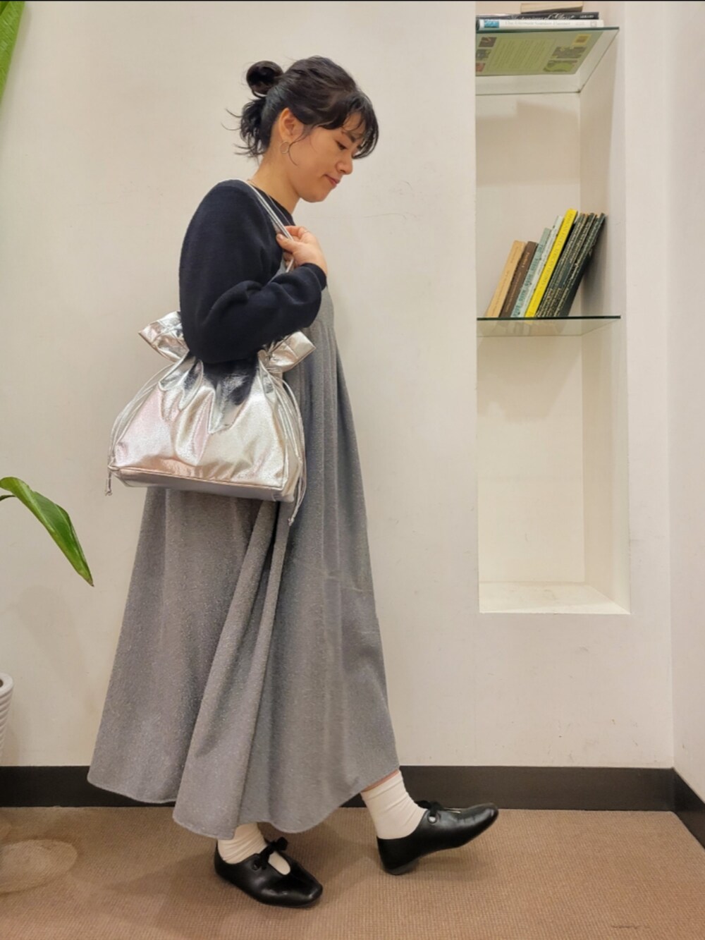 ブラック系のその他シューズ、シルバー系のトートバッグ、グレー系のワンピースを着用したレディースの冬コーディネートの2枚目の写真
