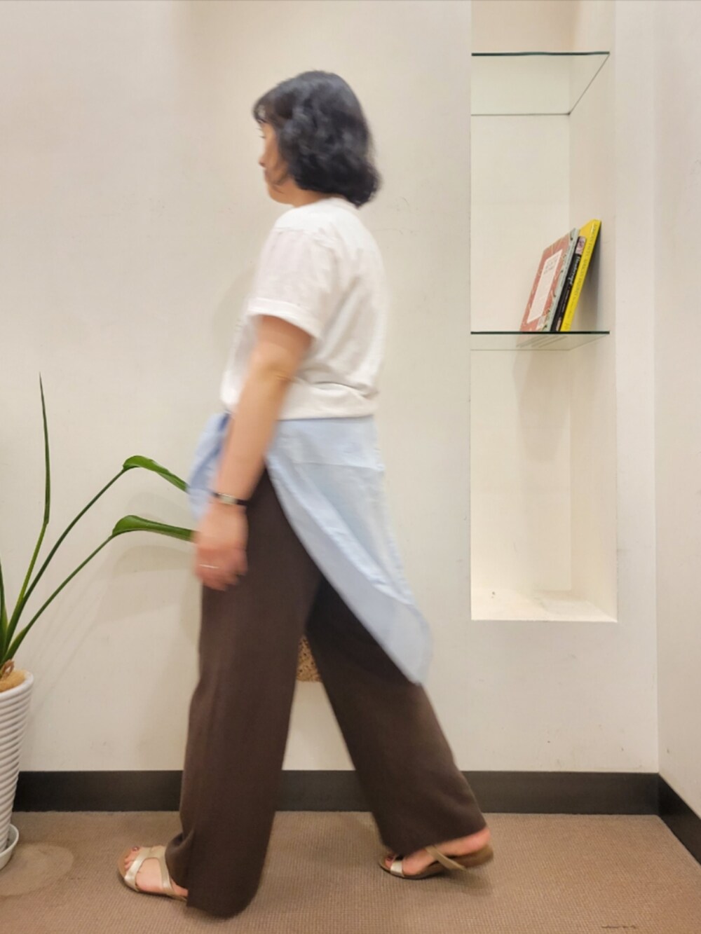 ベージュ系のハンドバッグ、ブルー系のシャツ/ブラウス、ブラウン系のその他パンツを着用したレディースの夏コーディネートの4枚目の写真