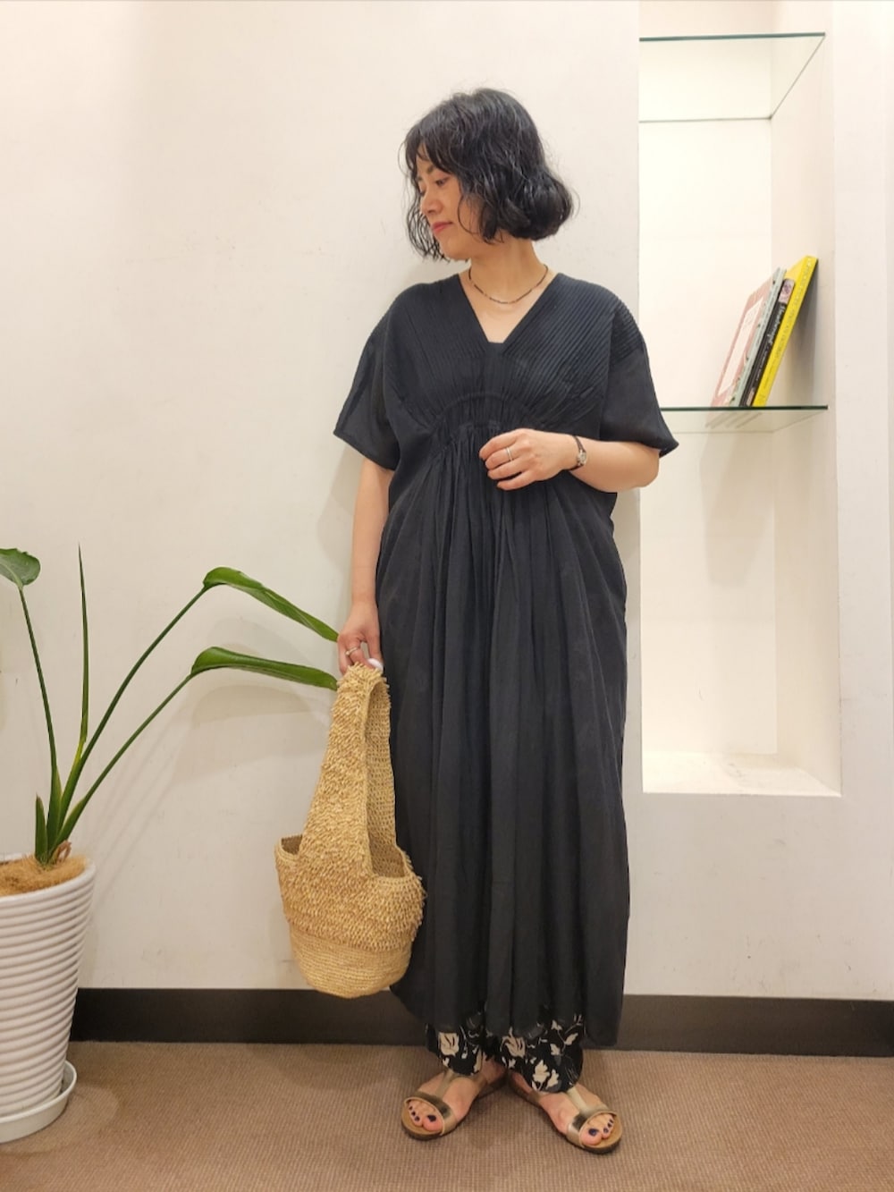 ベージュ系のショルダーバッグ、ブラック系のワンピース、ブラック系のその他パンツを着用したレディースの夏コーディネートの2枚目の写真