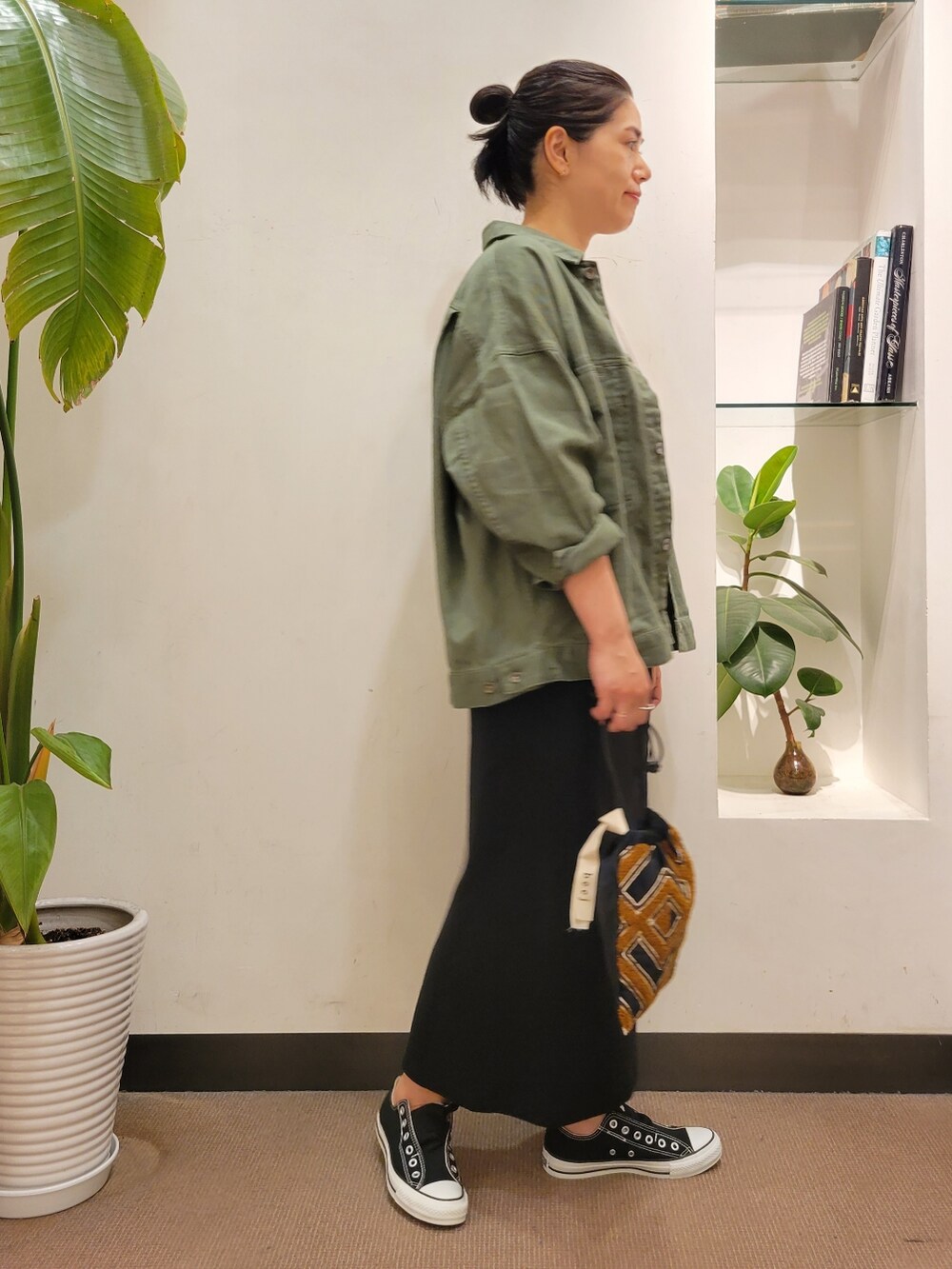 「タイトスカート、ジャケット、converse、大人カジュアル、カーキ、ラクチンコーデ、URBAN RESEARCH DOORS、アーバンリサーチドアーズ、URBAN RESEARCH DOORS WOMENS、ドルマンジャケット」｜「URBAN RESEARCH DOORSのコットンツイルドルマンジャケット（その他アウター、グリーン系）」を使った、emiinamiiさん（レディース・164cm）の秋コーディネートの2枚目の写真