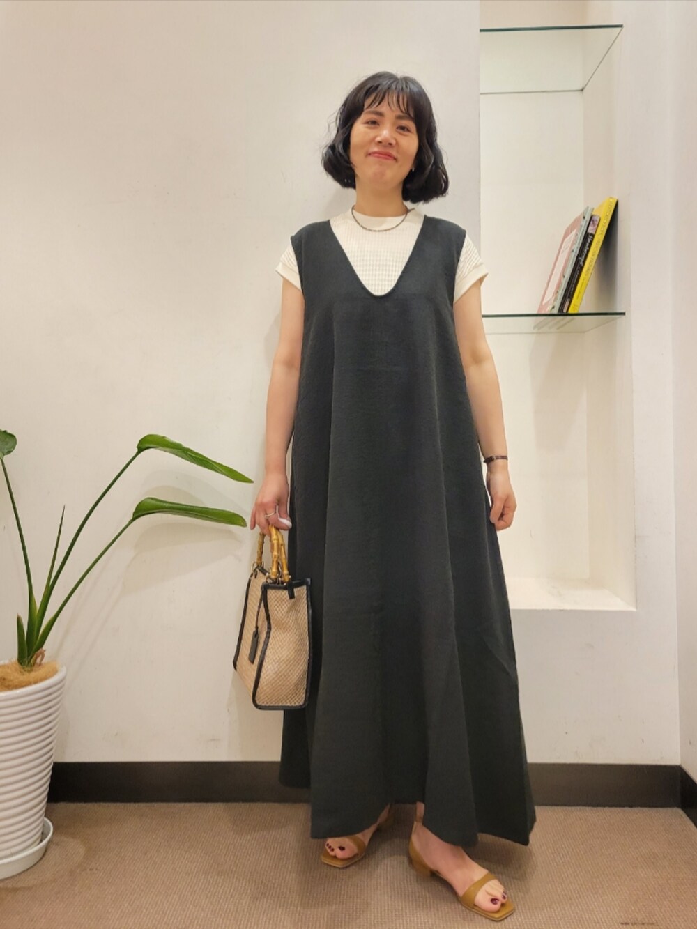 ホワイト系のTシャツ/カットソー、ブラック系のショルダーバッグ、イエロー系のサンダルを着用したレディースの夏コーディネートの3枚目の写真