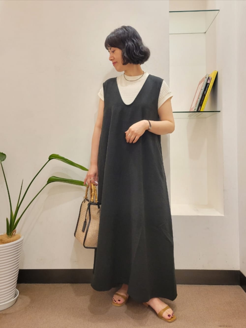 ホワイト系のTシャツ/カットソー、ブラック系のショルダーバッグ、イエロー系のサンダルを着用したレディースの夏コーディネートの2枚目の写真