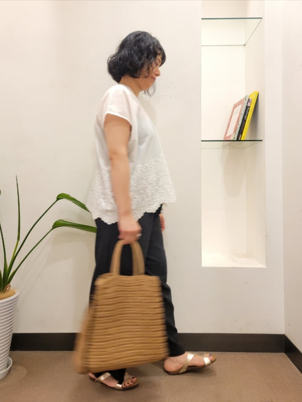 グレー系のその他パンツ、ホワイト系のシャツ/ブラウス、ベージュ系のトートバッグを着用したレディースの夏コーディネートの3枚目の写真