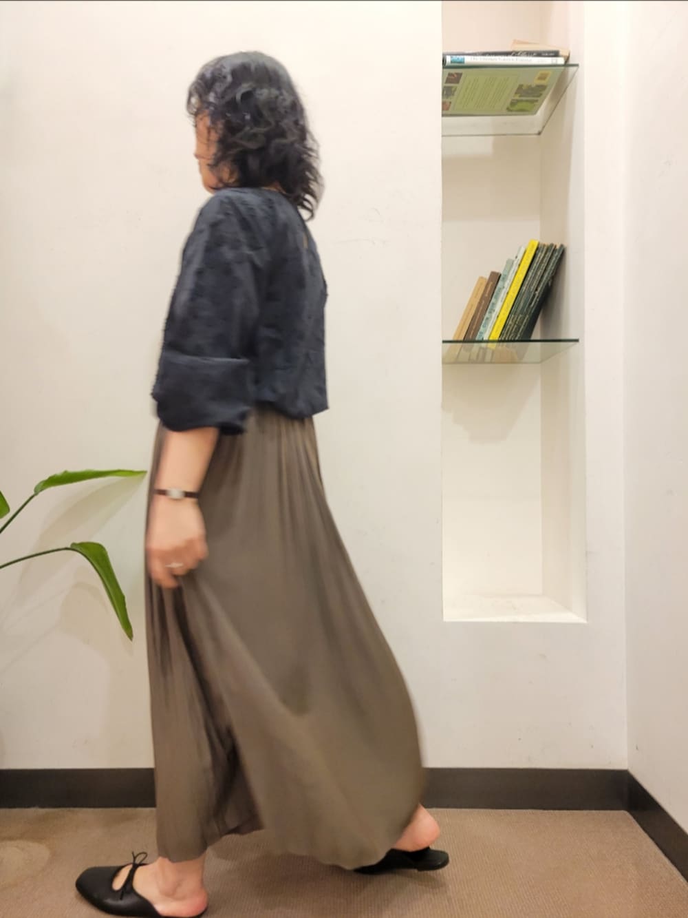 ベージュ系のスカート、ブラック系のシャツ/ブラウス、ブラック系のサンダルを着用したレディースの秋コーディネートの5枚目の写真