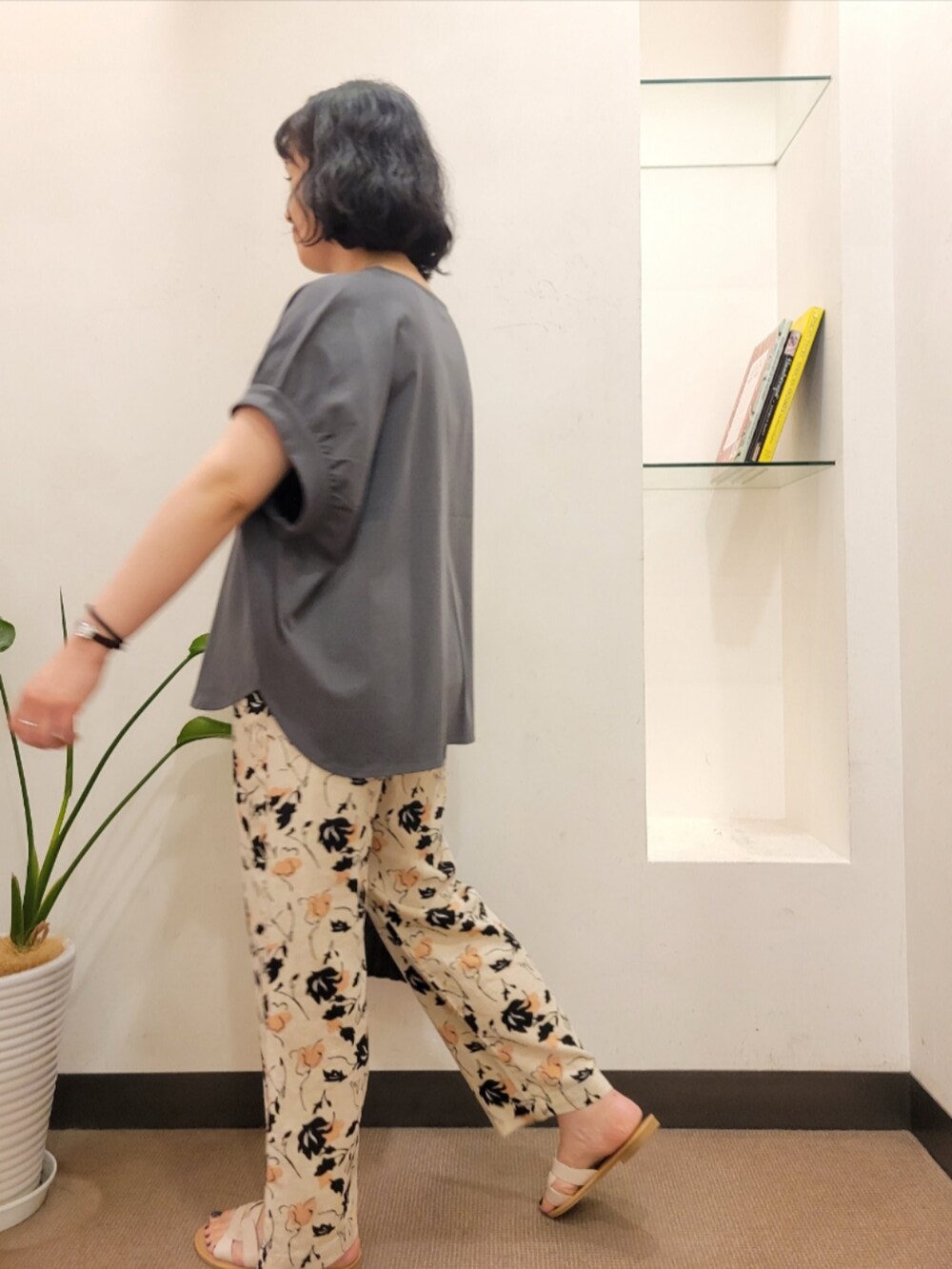 ブラック系のハンドバッグ、グレー系のTシャツ/カットソー、ベージュ系のその他パンツを着用したレディースの夏コーディネートの4枚目の写真