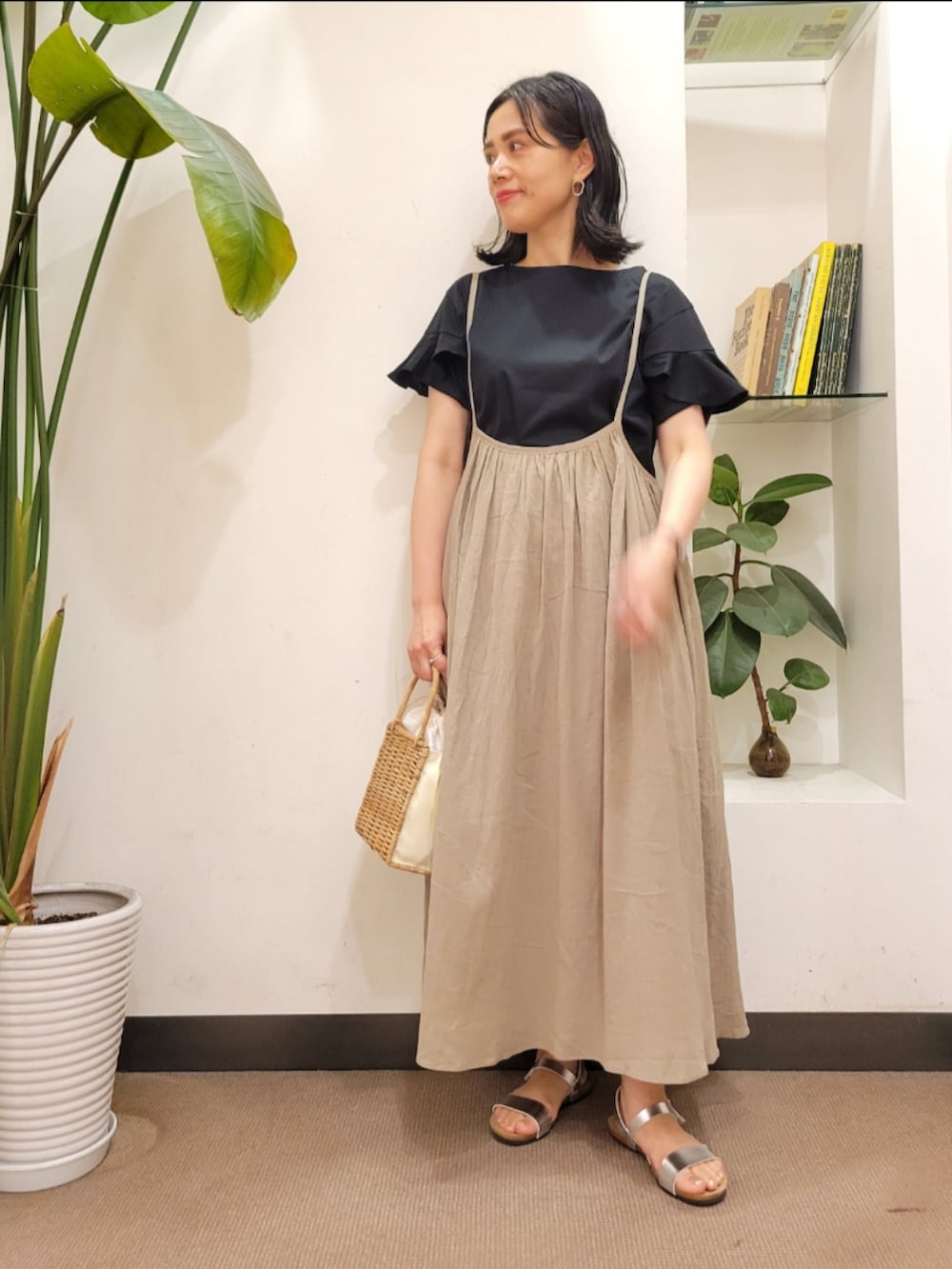 「レイヤードスタイル、シンプルコーデ、春夏コーデ、ラクチンコーデ、URBAN RESEARCH DOORS、キャミワンピ、アーバンリサーチドアーズ、おでかけコーデ、袖フリル、URBAN RESEARCH DOORS WOMENS」｜「RODE SKOのラフソールアンクルサンダル（サンダル、シルバー系）」を使った、emiinamiiさん（レディース・164cm）の春コーディネートの2枚目の写真