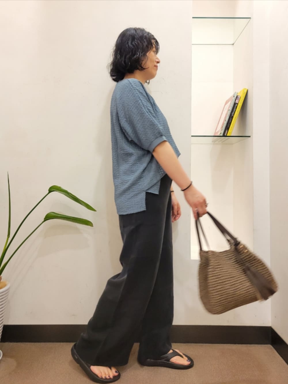 ブルー系のTシャツ/カットソー、ブラック系のその他パンツ、グレー系のかごバッグを着用したレディースの夏コーディネートの4枚目の写真