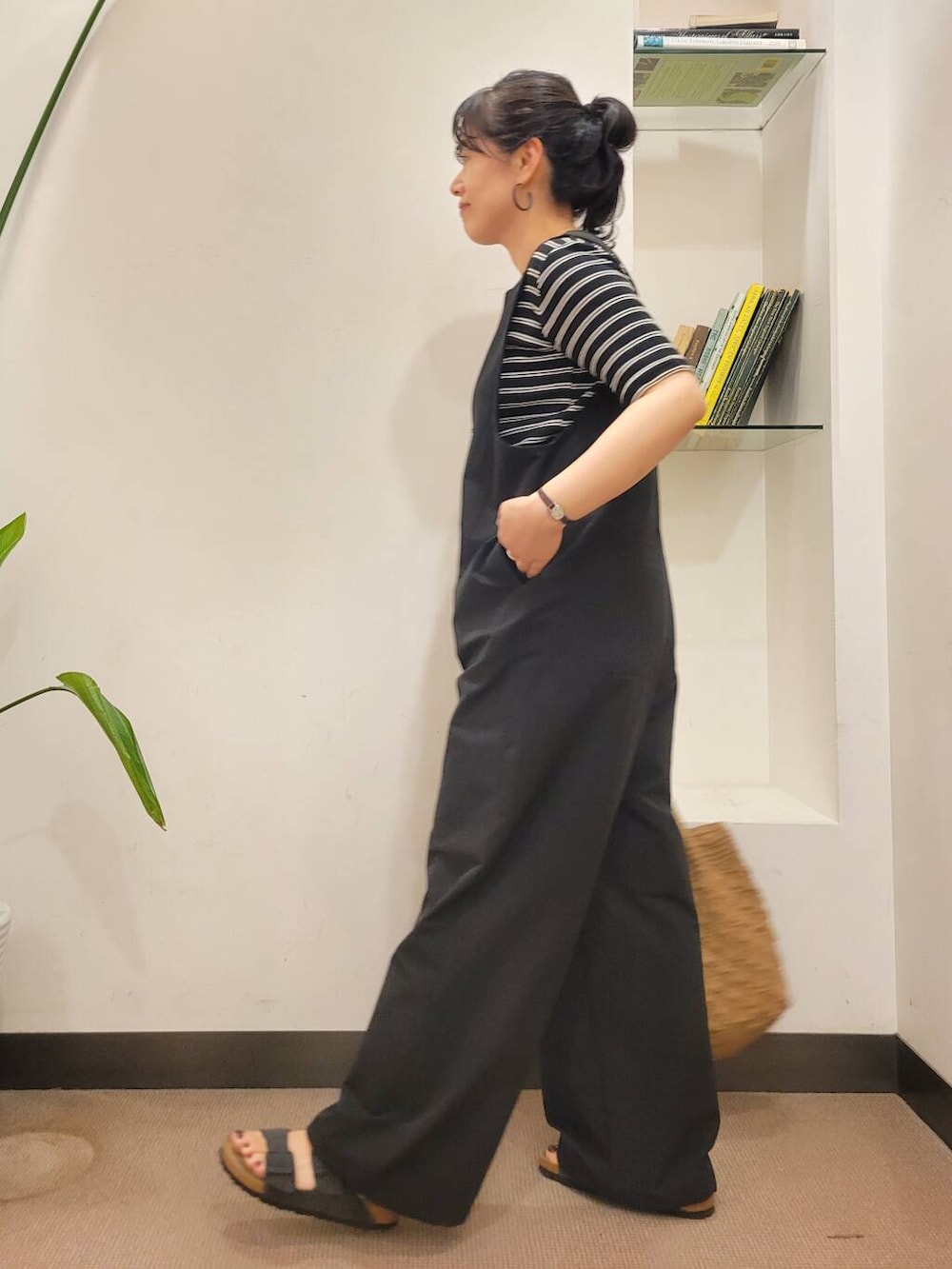 「オールインワン、urbanresearchdoors、別注、ママコーデ、ボーダー、レイヤード、アーバンリサーチドアーズ、BIRKENSTOCK、サンダルコーデ、骨格ウェーブ、ウェーブxブルベ夏、ウェーブx高身長」｜「FORK&SPOONのFORK&SPOON　フロントジップオールインワン（つなぎ/オールインワン、ブラック系）」を使った、emiinamiiさん（レディース・164cm）の春コーディネートの5枚目の写真