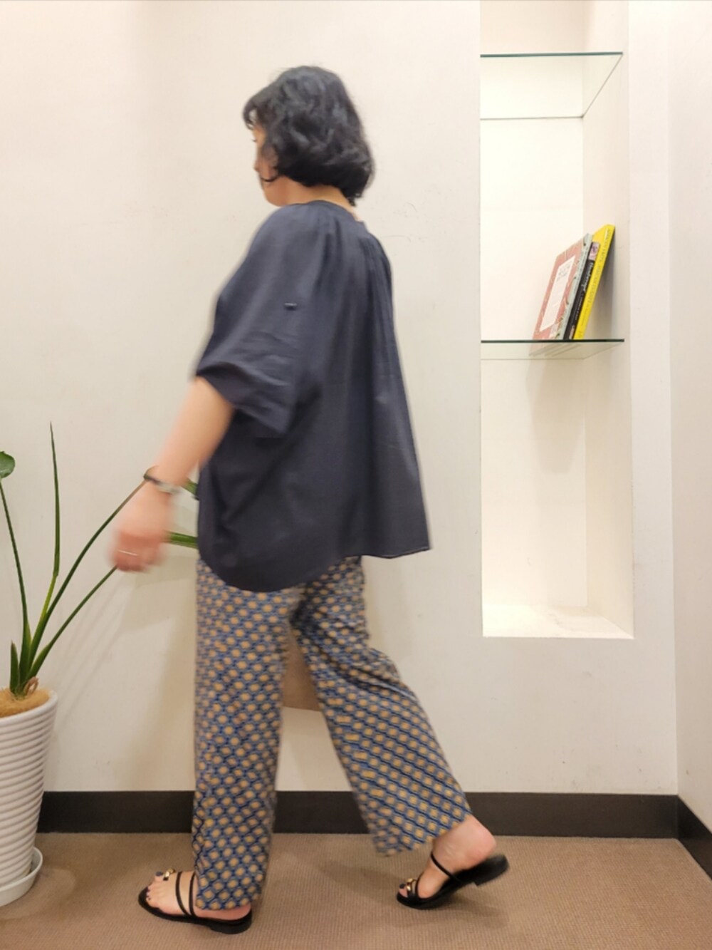 ブルー系のその他パンツ、ブルー系のシャツ/ブラウス、ベージュ系のショルダーバッグを着用したレディースの夏コーディネートの5枚目の写真