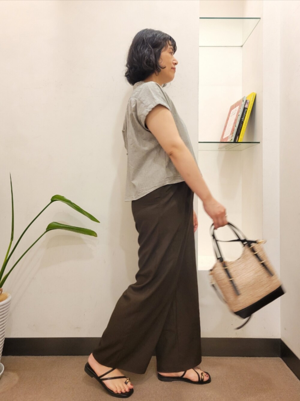 ブラウン系のその他パンツ、ブラック系のシャツ/ブラウス、ブラック系のショルダーバッグを着用したレディースの夏コーディネートの4枚目の写真